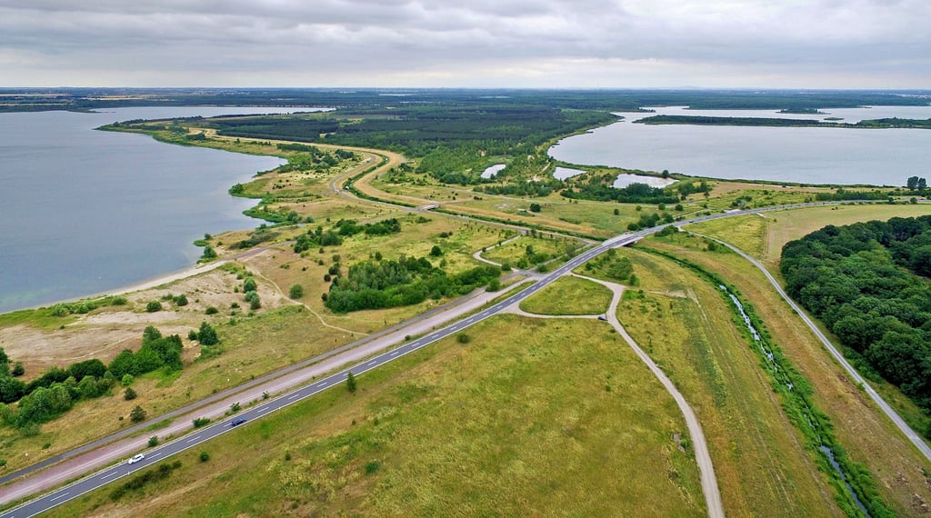 Noch fließt der Lober-Leine-Kanal zwischen Seelhausener See (links) und Goitzsche. Das soll sich in den kommenden Jahren ändern - die LMBV investiert rund 35 Millionen Euro.