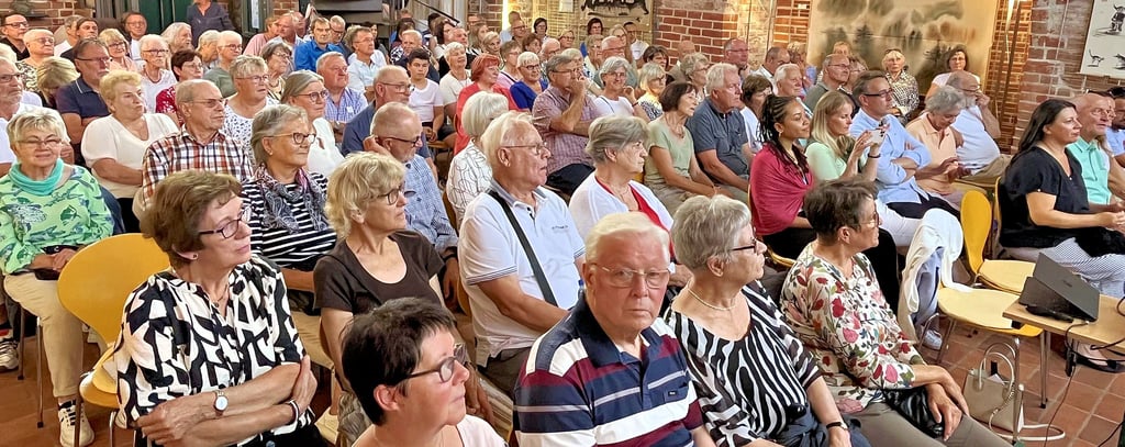 Alle Stühle sind in der Salzkirche von Tangermünde besetzt, als der Dokumentarfilme über die San aus Namibia hier seine Premiere feiert.