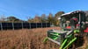 Mit Agri-Photovoltaik soll auf dem Acker gleichzeitig Strom und Getreide produziert werden. Dieses Foto zeigt ein mit Sorghum (Mohrenhirse) bestelltes Versuchsfeld der Hochschule Anhalt in Bernburg-Strenzfeld. Auf dem Feld befindet sich seit Oktober 2023 eine „Agri-Photovoltaik-Freiflächenanlage“ (Agri-PV) im Versuchsstadium. 