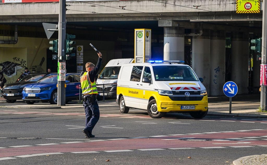 Im Südosten Berlins sorgt ein mutmaßlich gelegter Brand an Strommasten für einen großen Stromausfall – Polizei und Netzbetreiber sind im Einsatz.
