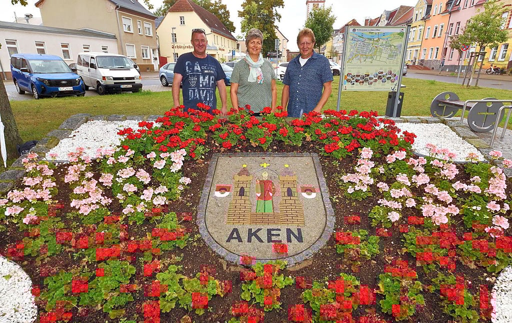 Die CDU-Stadtratsfraktion um die Mitglieder Rainer Jelinek, Dorothea Hauptvogel und Olaf Schulz ließen das Stadtwappen aufpolieren.
