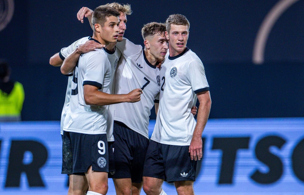 Hattrick-Torschütze Nicolo Tresoldi jubelt mit den Teamkollegen über seinen Treffer zum 2:0.