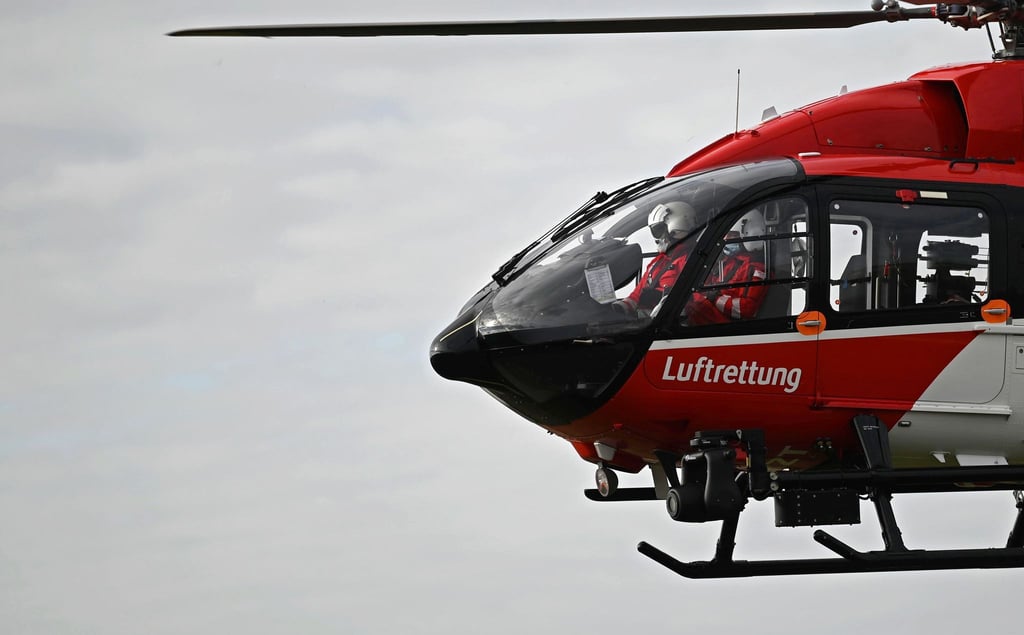 Die schwer verletzte Person aus dem Kleintransporter wurde per Hubschrauber in eine Klinik gebracht. (Symbolbild)