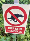 Etliche Bürger haben solche Schilder vor ihren  Häusern zu stehen.