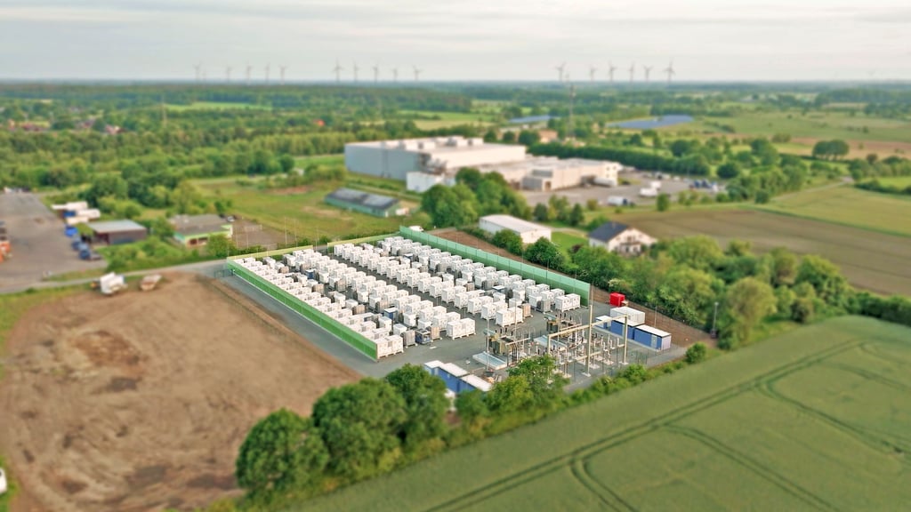 Ecostors Batteriespeicher in Bollingstedt in Schleswig-Holstein aus der Drohnenperspektive. So ähnlich (nur größer) soll es auch in Förderstedt werden.