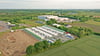 Ecostors Batteriespeicher in Bollingstedt in Schleswig-Holstein aus der Drohnenperspektive. So ähnlich (nur größer) soll es auch in Förderstedt werden.