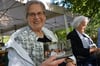 Jutta Schliewe-Böse zeigt ein Bild von ihrer goldenen Konfirmation, während Monika Schöne neben ihr ihre eigenen Bilder durblättert. Die beiden wurden gemeinsam in der Nikolaikirsche konfirmiert.