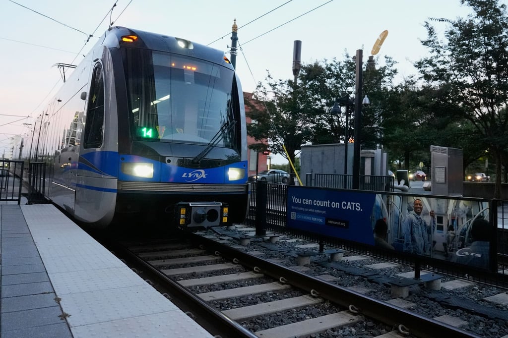 In einer Stadtbahn in den USA kam es zu einem tödlichen Angriff auf eine junge Frau.