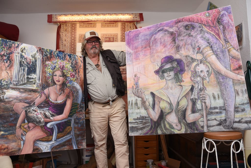 Der sehbehinderte Künstler Peter W. Clauss mit zweien seiner großflächigen Bilder, die er nun ausstellt.