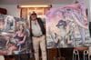 Der sehbehinderte Künstler Peter W. Clauss mit zweien seiner großflächigen Bilder, die er nun ausstellt.