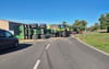 Der Anhänger voll mit Silage ist in der Kurve umgekippt.