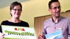 Susann Birnbaum, Leiterin der Kindertagesstätte, und Robert Göbke, amtierender Fachdienstleiter, präsentieren das Eingangsschild der „Tausendfüßler“.
