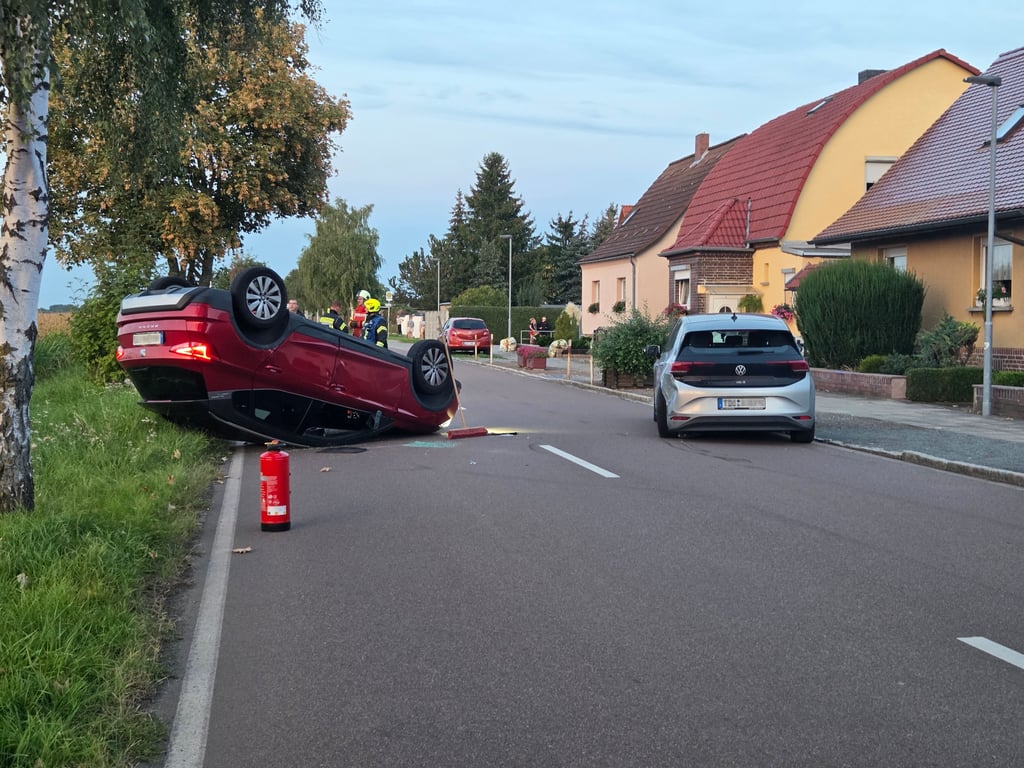 Bei dem Unfall waren auch knapp 30 Feuerwehrleute im Einsatz.