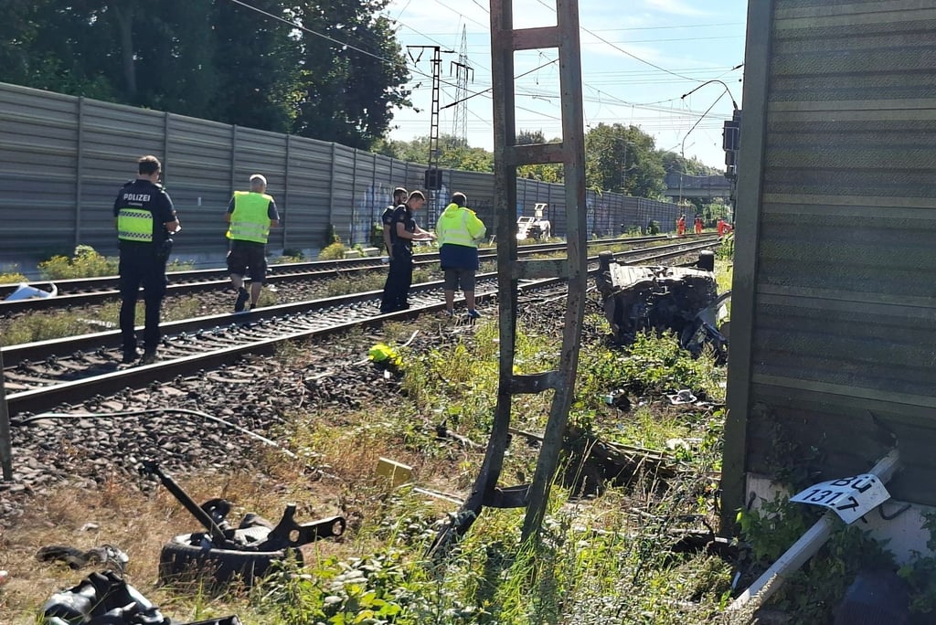 Die Ermittler gehen davon aus, dass die Schranke bei dem tödlichen Unfall an einem Bahnübergang in Bremen Ende September offen stand. (Archivbild)