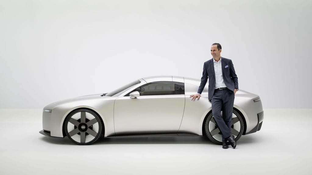Vertriebsvorstand Marco Schubert vor dem neuen Audi-Sportwagen „Concept C“.
