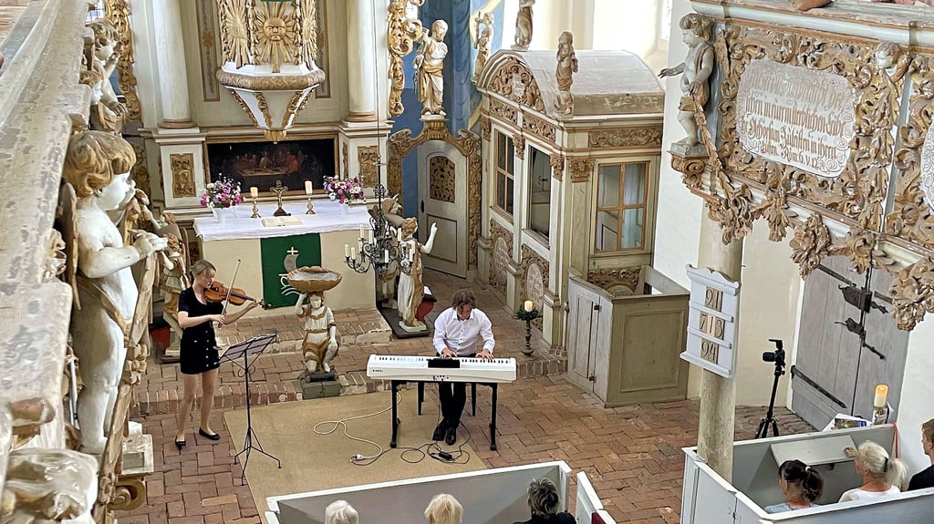 Die Nachwuchs-Musiker Helena Fleischer (Violine) und Matthias Steiger (Piano) konzertierten erstmals in Altenklitsche. Bei einem Auftritt in Vieritz (Havelland) war Friederike von Katte auf sie aufmerksam geworden.