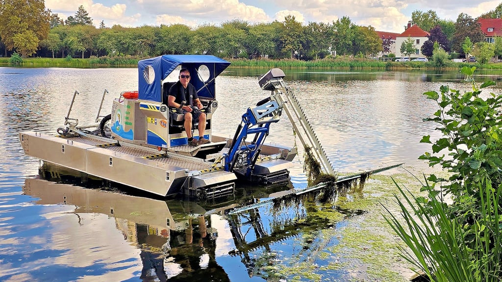 Matthias Göldner vom Landesanglerverband mäht den Stadtsee in Stendal.