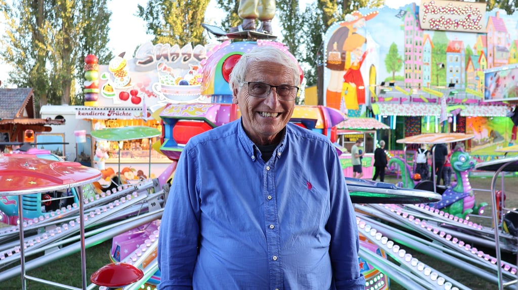 Schausteller Karl Welte aus Magdeburg war mit einem Kinderkarussell beim Pferdemarkt in Havelberg. Das betreibt er zusammen mit Sohn Alexander.