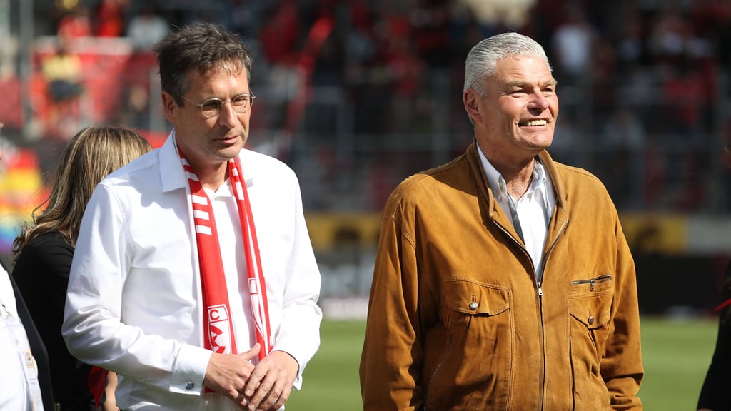 FSA-Präsident Holger Stahlknecht, hier mit Halles Oberbürgermeister Alexander Vogt, bezieht vor dem Verbandstag am Samstag Stellung.