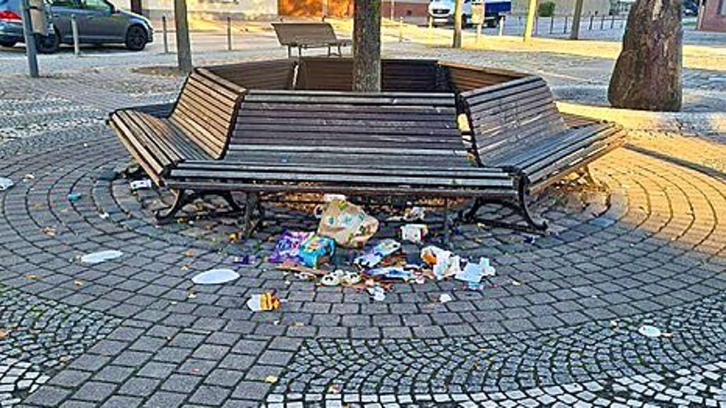 Nach dem Fest an der Rundbank vorm Förderstedter Rathaus.