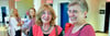 Angela Spizig kam mt Christel Tiemann (rechts) im Foyer des Filmpalastes Salzwedel ins Gespräch. 