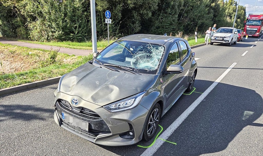 Der Toyota nach dem Unfall mit dem Radfahrer: Der 45-Jährige wurde in ein Krankenhaus gebracht.