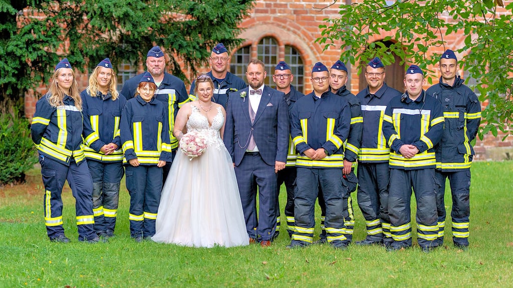 Ihre Kameraden haben Feuerwehrfrau Angelina und ihren Ehemann Sebastian Schonscheck aus Stendal nach der Trauung überrascht. Es gratulierten (von links): Daniela Höfel, Melanie Lübbe, Maria Patalas, Norman Höfel, Michael Richter, Daniel Schumacher, Lennox Böhm, Julian Stusche, Philipp Wecker, Tom Goletz und Justin Stusche.