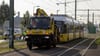 Die BVG musste mehrere Straßenbahnen abschleppen, die in stromlosen Abschnitten liegen geblieben waren.