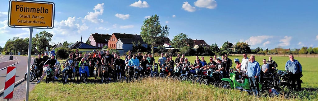 Mit 66 Fahrzeugen aus der Suhler „Simsonschmiede“ startete die 15. Ausfahrt der Pömmmelter Simson Freunde. Beim traditionellen Abschlussbild am Ortseingang waren aus Termingründen nicht alle dabei.