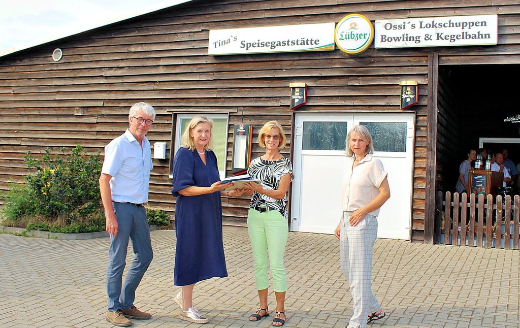 Babette Markworth (2.v.l.) überreichte im Beisein von Elke Kurzke (r.) und Ralf Peter Weber von der Lokalen Aktionsgruppe Mittlere Elbe-Fläming die Förderanträge an Petra Siebert vom ALFF Anhalt.
