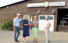 Babette Markworth (2.v.l.) überreichte im Beisein von Elke Kurzke (r.) und Ralf Peter Weber von  der Lokalen Aktionsgruppe Mittlere Elbe-Fläming die Förderanträge an Petra Siebert vom ALFF Anhalt. 