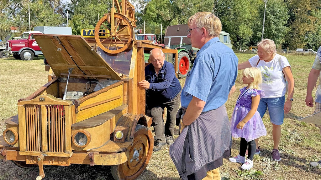 Dieses von Max-Peter Welk aus Warsleben komplett aus Eichenholz erbaute Auto zog in Unseburg alle Blicke auf sich.