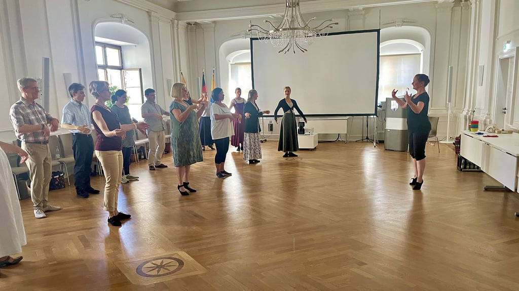 Iris-Michaela Schmidtmann (r.) zeigte den Teilnehmern des Barocktanz-Workshops im Sitzungssaal des Weißenfelser Rathauses die richtigen Bewegungen zu historischer Musik.