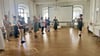 Iris-Michaela Schmidtmann (r.) zeigte den Teilnehmern des Barocktanz-Workshops im  Sitzungssaal des Weißenfelser Rathauses die richtigen Bewegungen zu historischer Musik. 