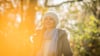Auch im Herbst an UV-Schutz denken: Sonnenschutz bleibt bei Aufenthalten im Freien wichtig.