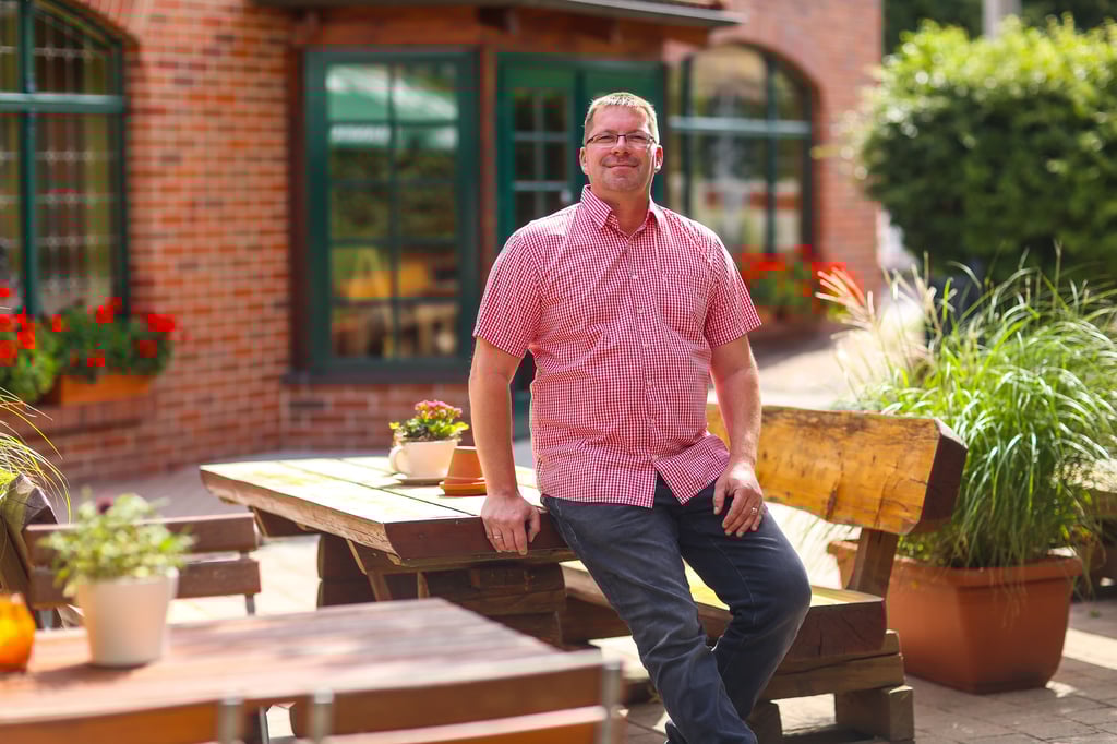 Sven Bruch im Biergarten vom „Gasthof zur Linde“ in Spergau.