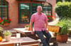 Sven Bruch im Biergarten vom „Gasthof zur Linde“ in Spergau. 
