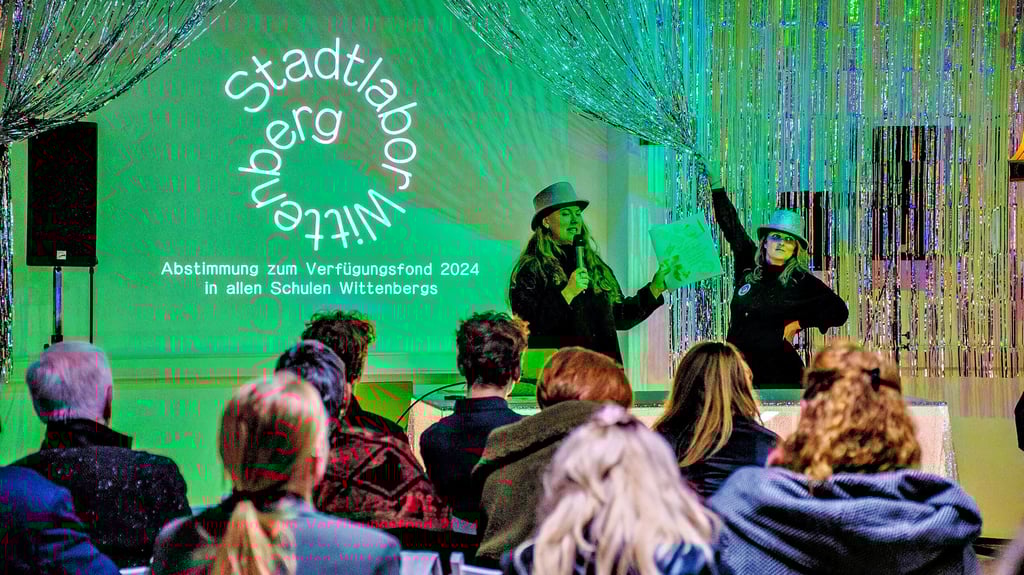 Ivana Rohr (r.) während der Bekanntgabe der Förderprojekte des Verfügungsfonds 2024 in Wittenberg