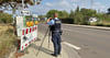 Marco Liebrecht kontrolliert mit dem Lasermessgerät die Geschwindigkeit auf der Magdeburger Straße. 