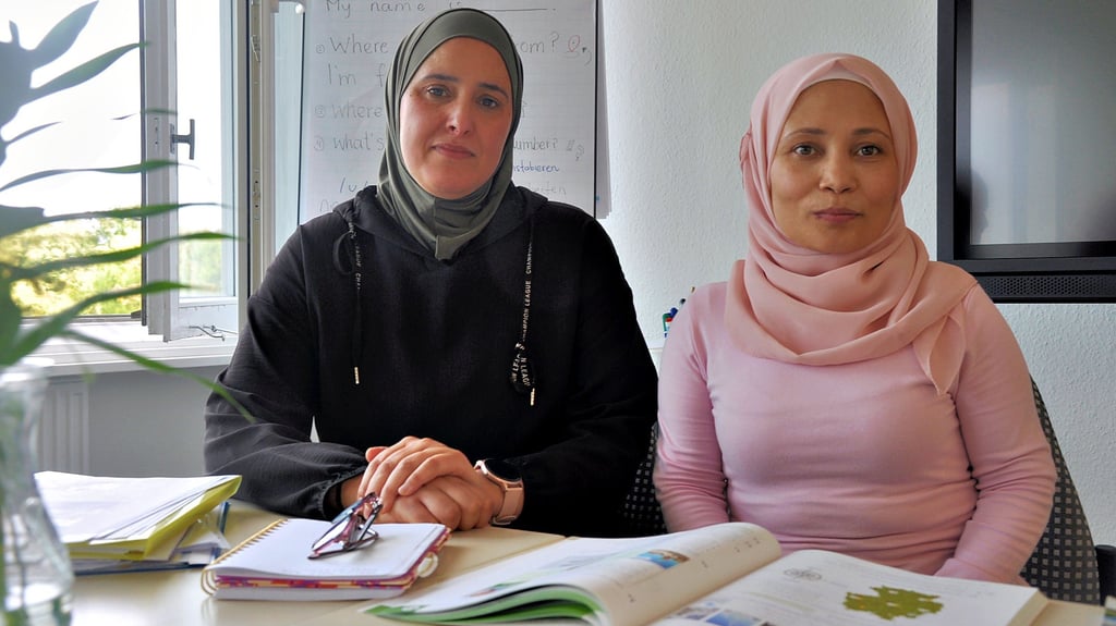 Saadia Soulaimani (links) und Elham Almahmoud haben ehrenamtlich das „Café Merhaba“ in Stendal geleitet. Anhand von Alltagssituationen haben sie den Teilnehmern die deutsche Sprache beigebracht.