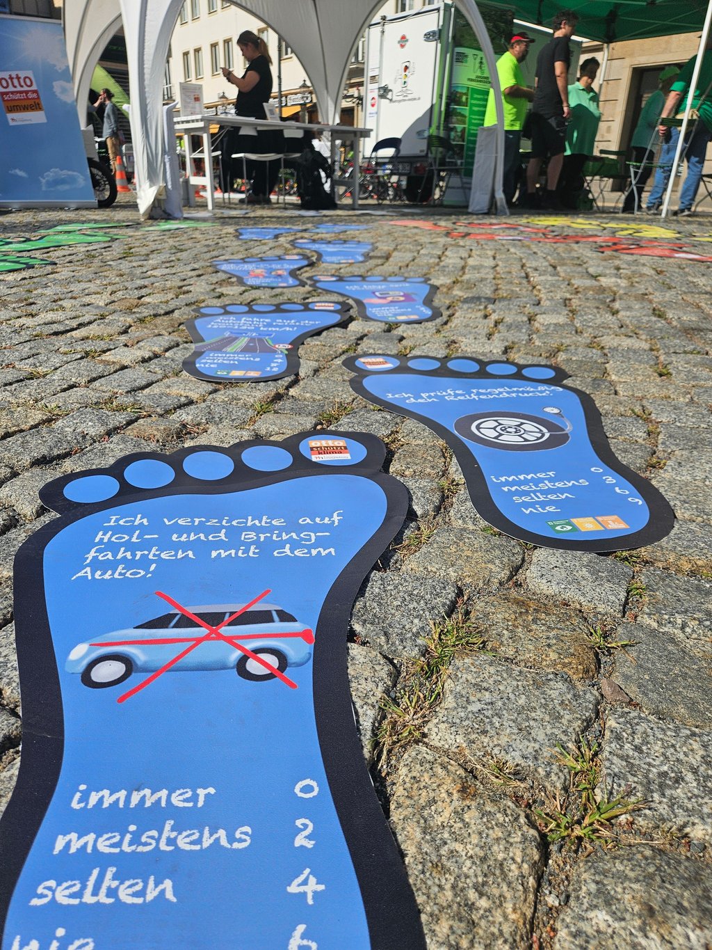 Fahrradaktionstag Magdeburg 2025: Mit Fußtapsen ließ sich der eigene Einfluss auf Klima und Umwelt nachvollziehen.