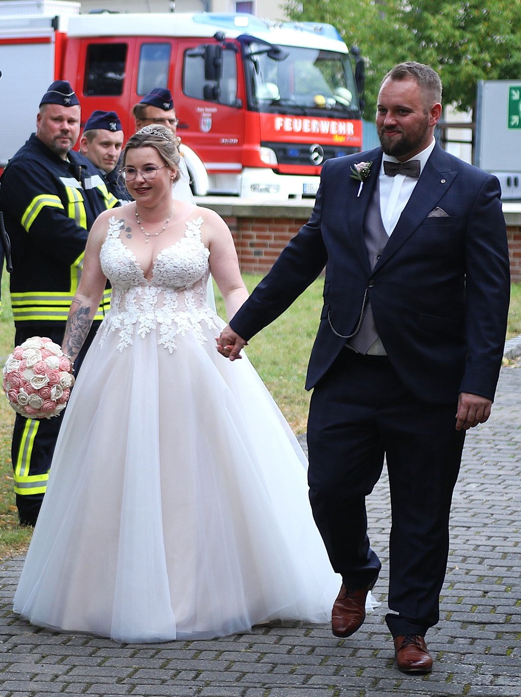 Die Kameraden der Freiwilligen Feuerwehr Stendal gratulierten dem frisch vermählten Paar.