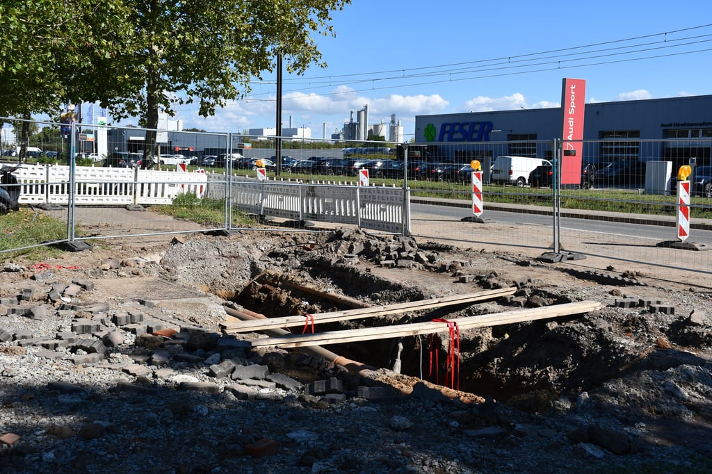Nach dem Rohrbruch im Magdeburger Stadtteil Rothensee laufen die Reparaturarbeiten.