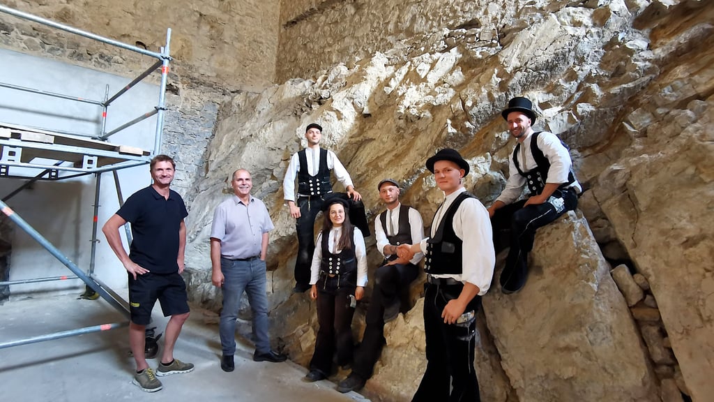 Nun kann es im „Bierkeller“ des Großen Schlosses losgehen: Matthias Pröpper und André Gast vom Verein „Rettung Schloss Blankenburg“ bekommen für das Sanierungsprojekt große Unterstützung von 40 Wandergesellen des Freien Begegnungsschachts. Der Raum ist direkt an den Felsen gebaut. Dort sind noch Reste der mittelalterlichen Burg zu erkennen.