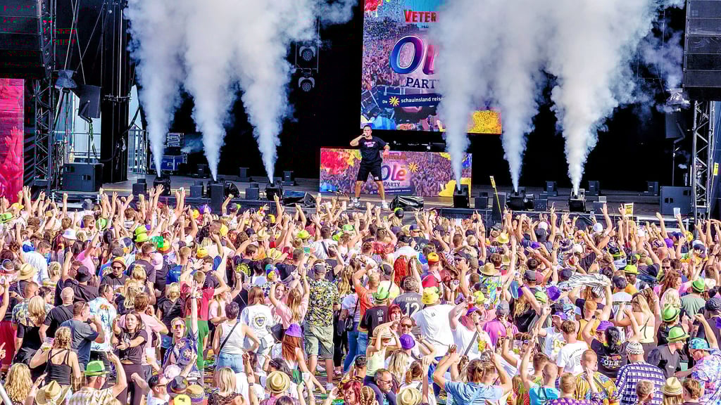 Fast 7.000 Fans pilgern am Samstag nach Ferropolis. Besonders die Mallorca-Stars, wie hier „Der Partycrasher“, sorgen für ausgelassenes Feiern.