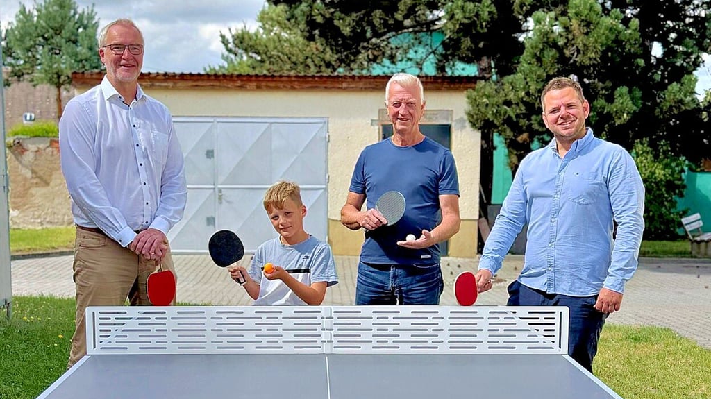 Der Chemiepark hat der Ortschaft Thurland eine Tischtennisplatte spendiert. Geschäftsführer Patrice Heine (l.) spielte mit.