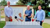 Der Chemiepark  hat der Ortschaft Thurland eine Tischtennisplatte spendiert. Geschäftsführer Patrice Heine (l.) spielte mit. 