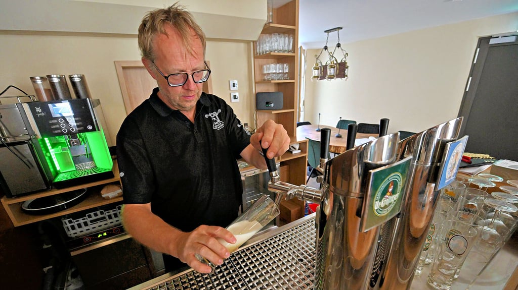 Gastronom Mario Spengler probiert die neue Zapfanlage aus im neuen Gasthof "Zum Raben" in Aschersleben aus.