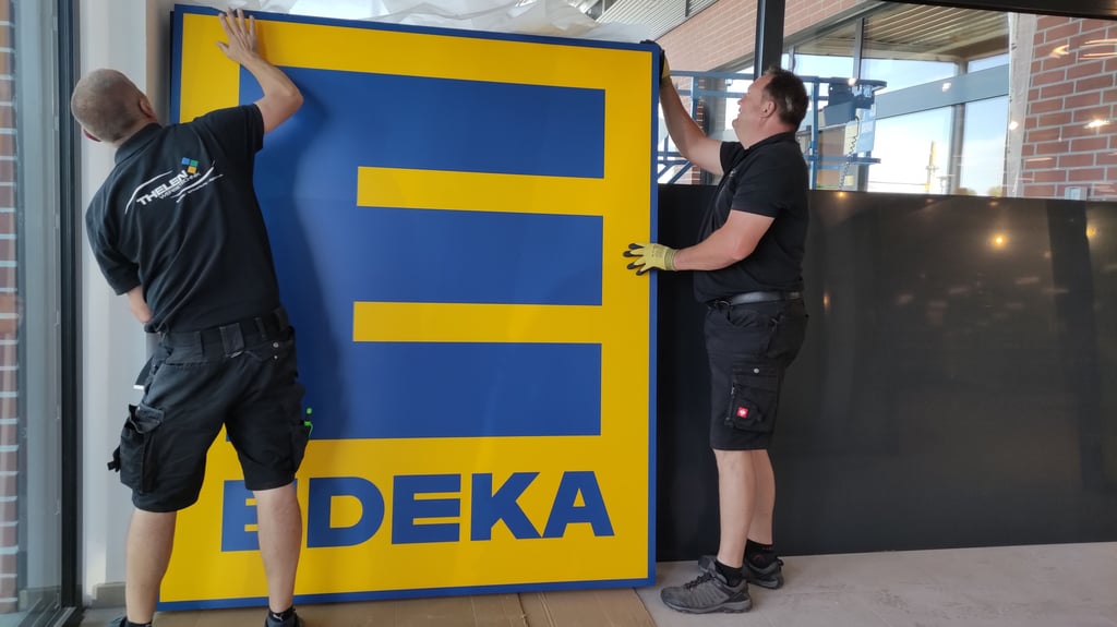 Das Edeka-Schild darf natürlich nicht fehlen im neuen Supermarkt in Osterwieck.