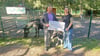 Landrat Andy Grabner überreicht Rebecca Hübsch den Spendenscheck im Tiergehege Reuden.